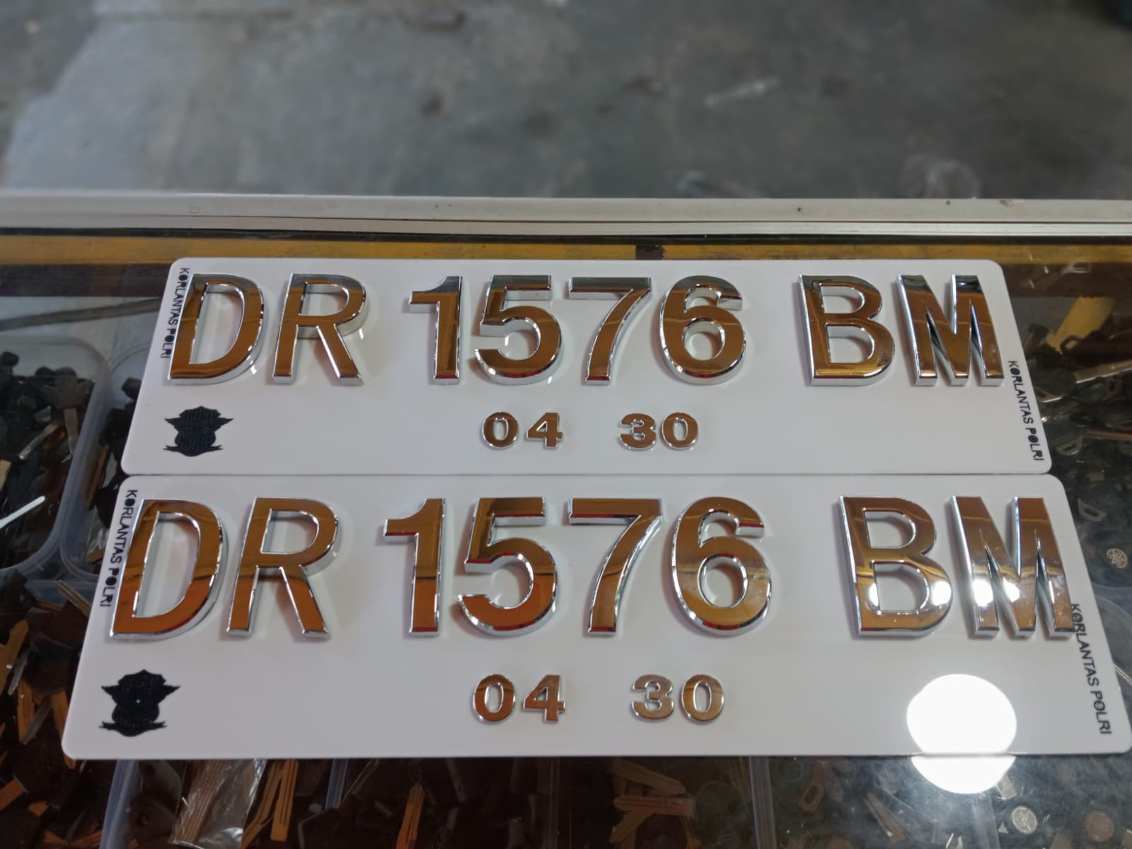 Plat Mobil Mewah Putih
